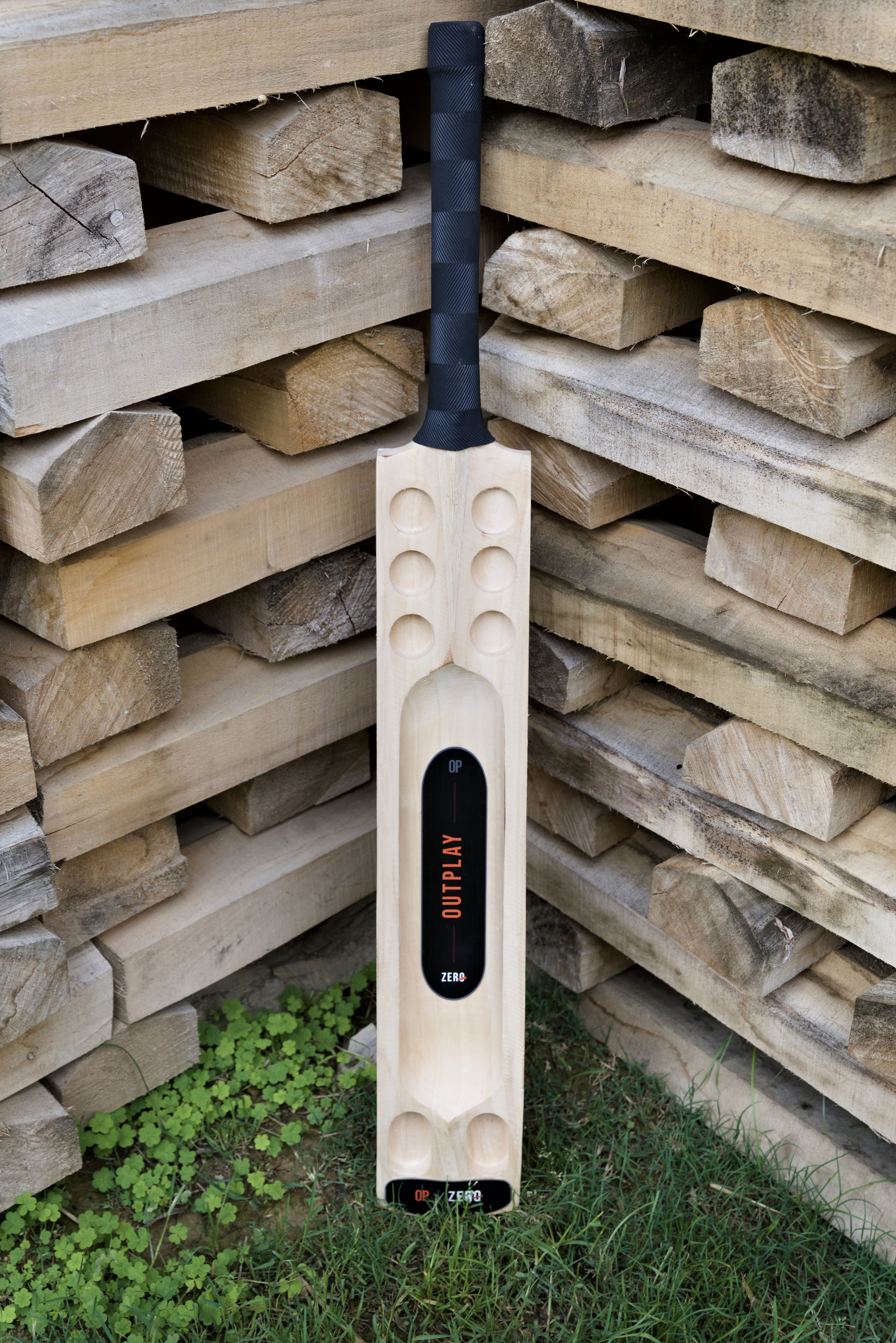 The full back of OUTPLAY ZERO, showing its Double Blade Scoop profile against willow stacks